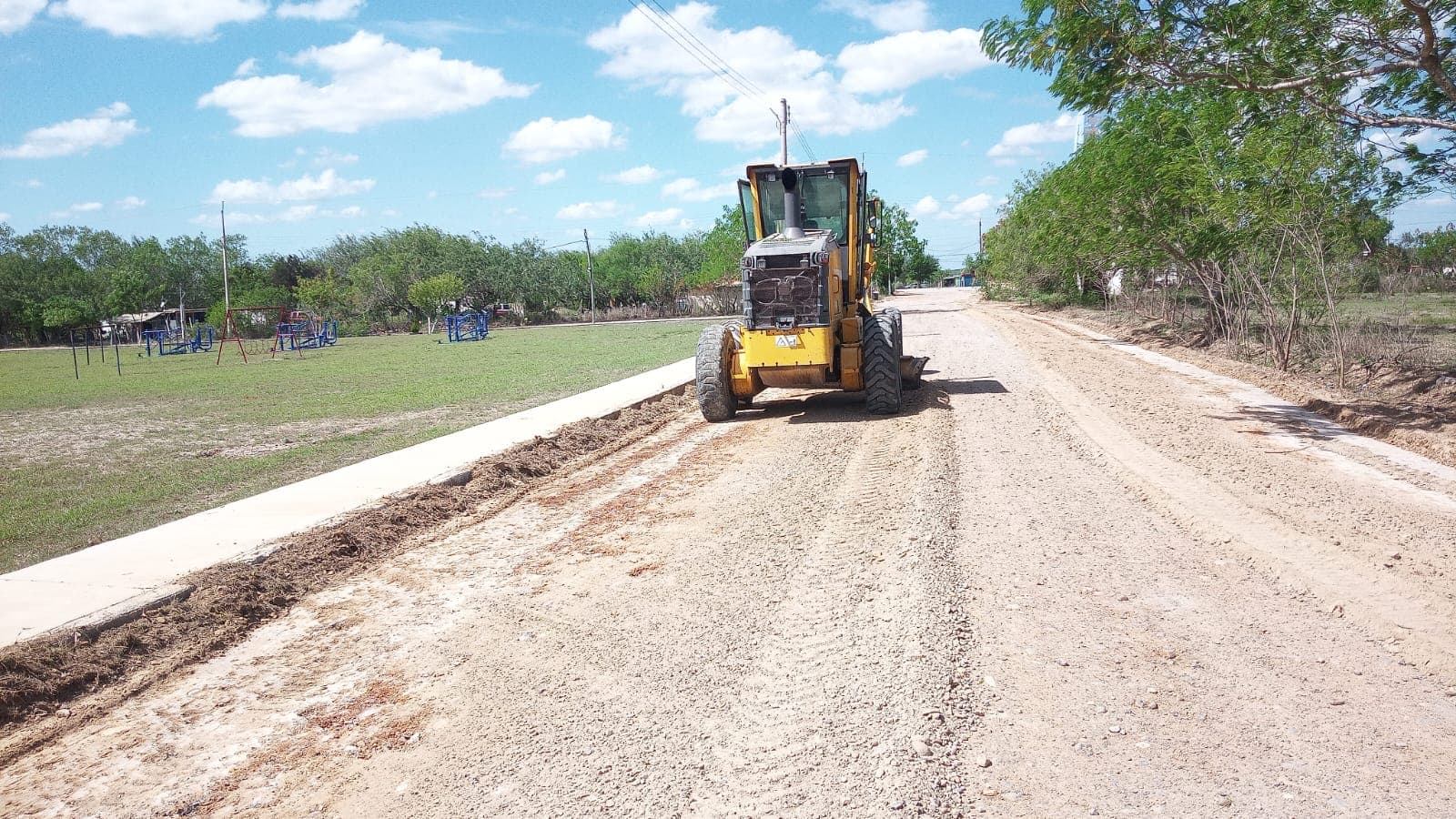 Inicia Ayuntamiento trabajos de mejoramiento de calles y acceso en el ejido La Joya