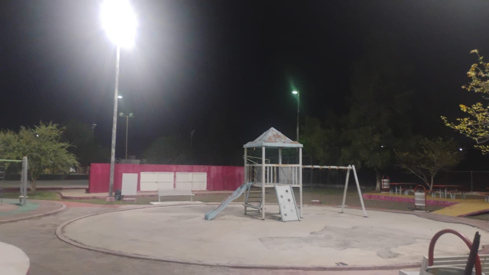 Instalan luminarias en parque “Pies Descalzos” de la colonia Ampliación Loma Alta