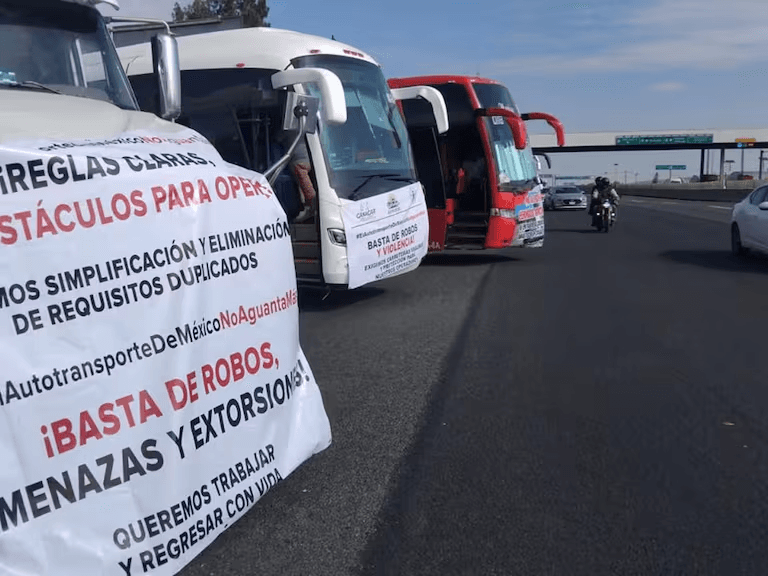 Transportistas exigen seguridad con paros y bloqueos