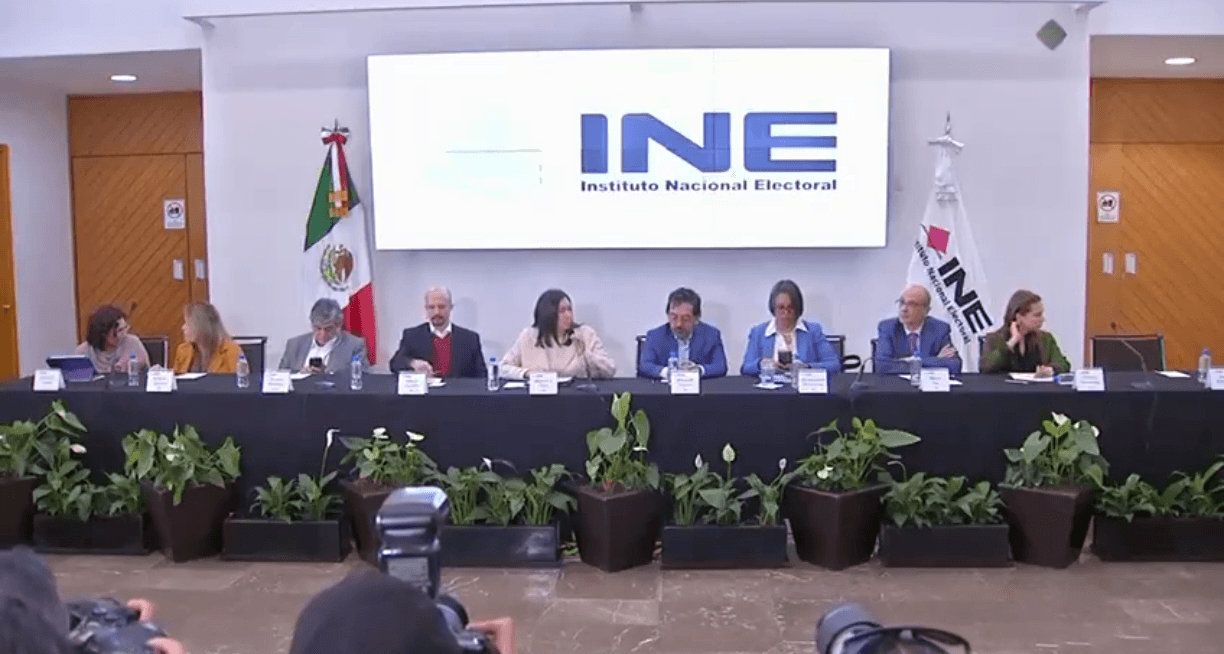 Frenan contratos en INE y piden tres renuncias