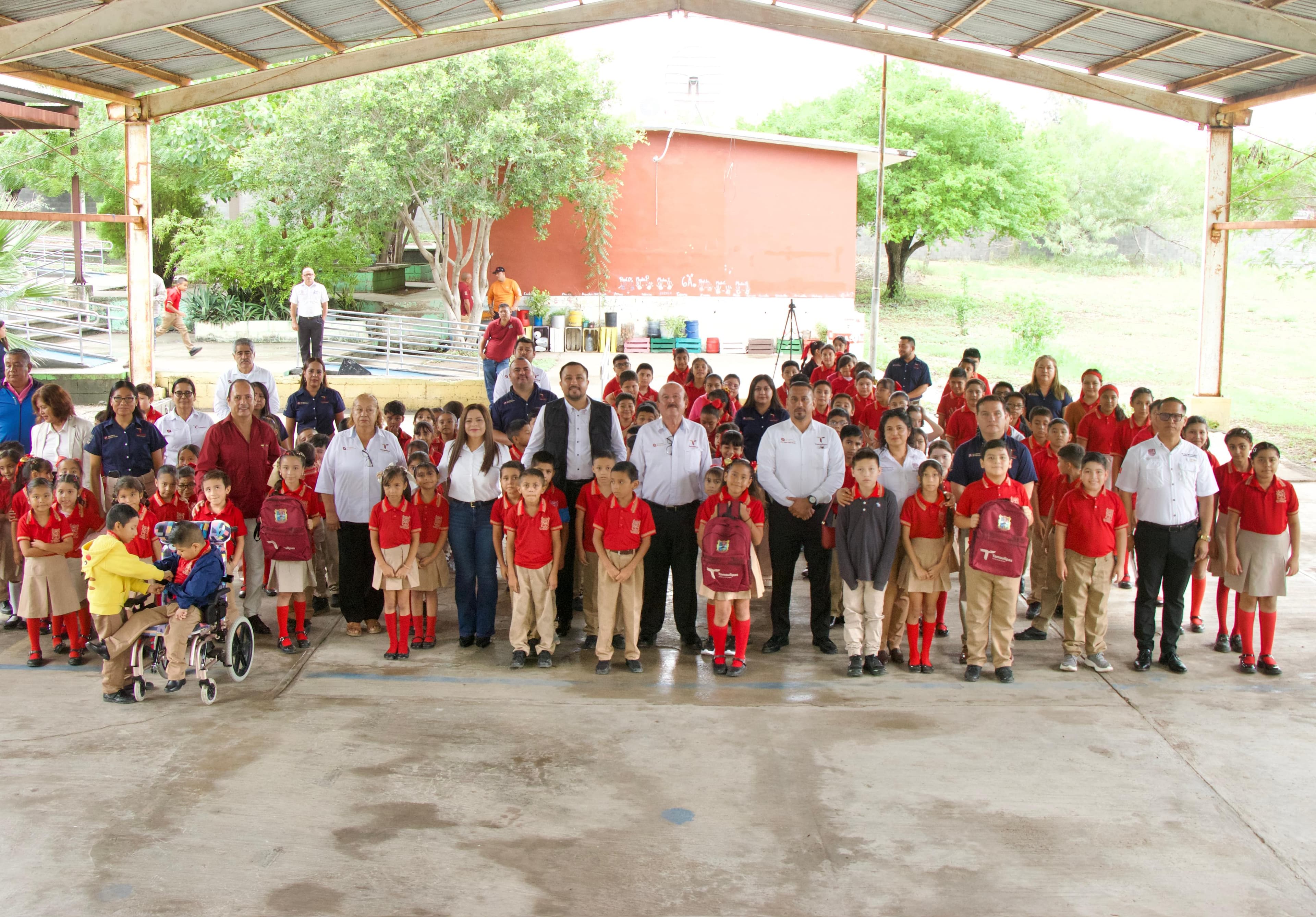 Inician entrega de uniformes y útiles escolares en nivel básico en san Fernando