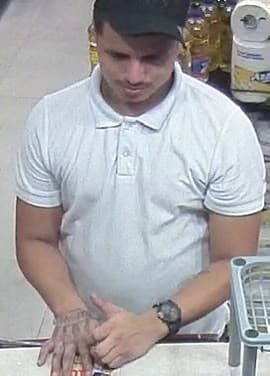 Ladrón amenaza a empleados de Oxxo con cuchillo