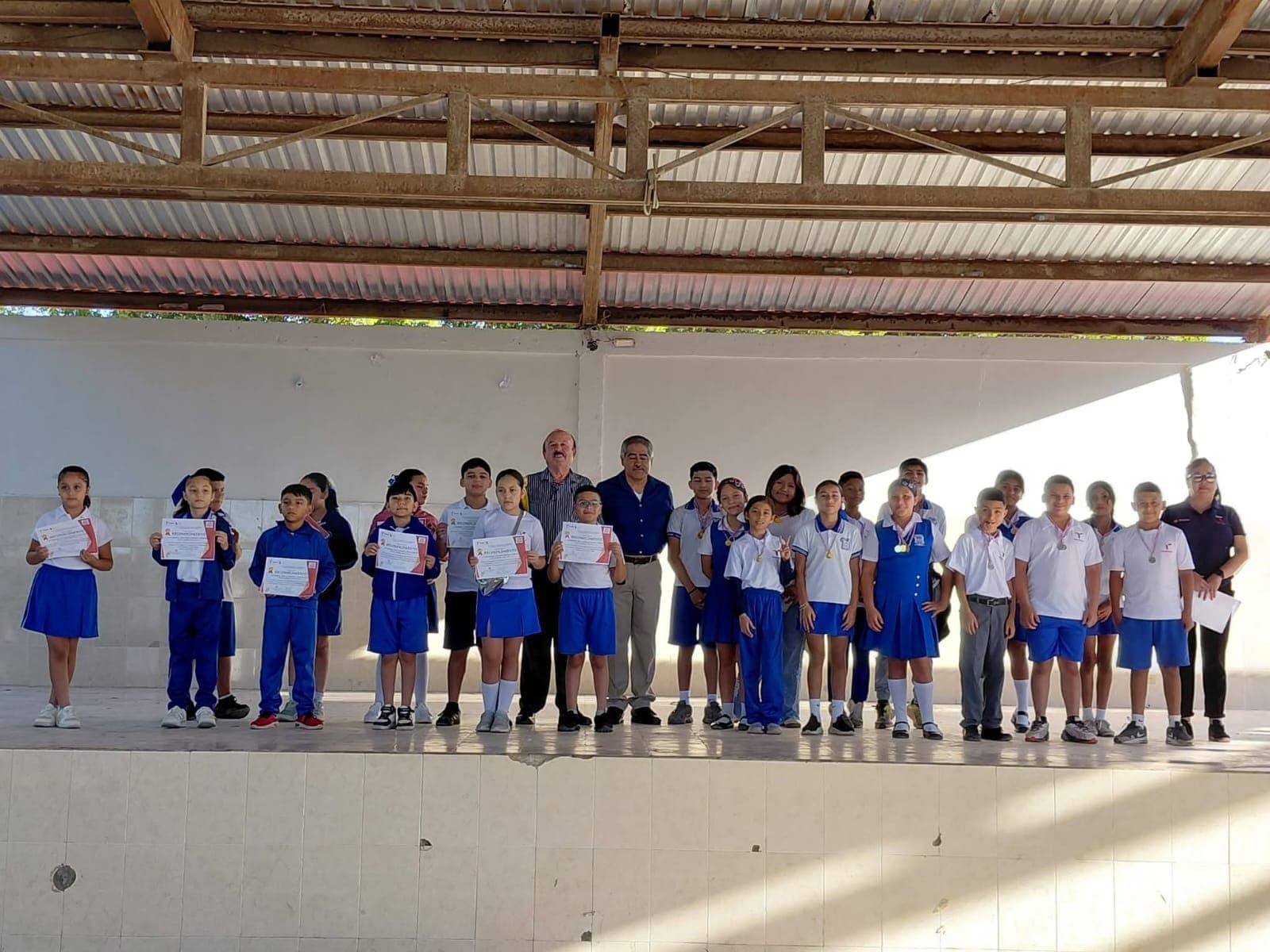 Entregan reconocimientos a estudiantes académicos 