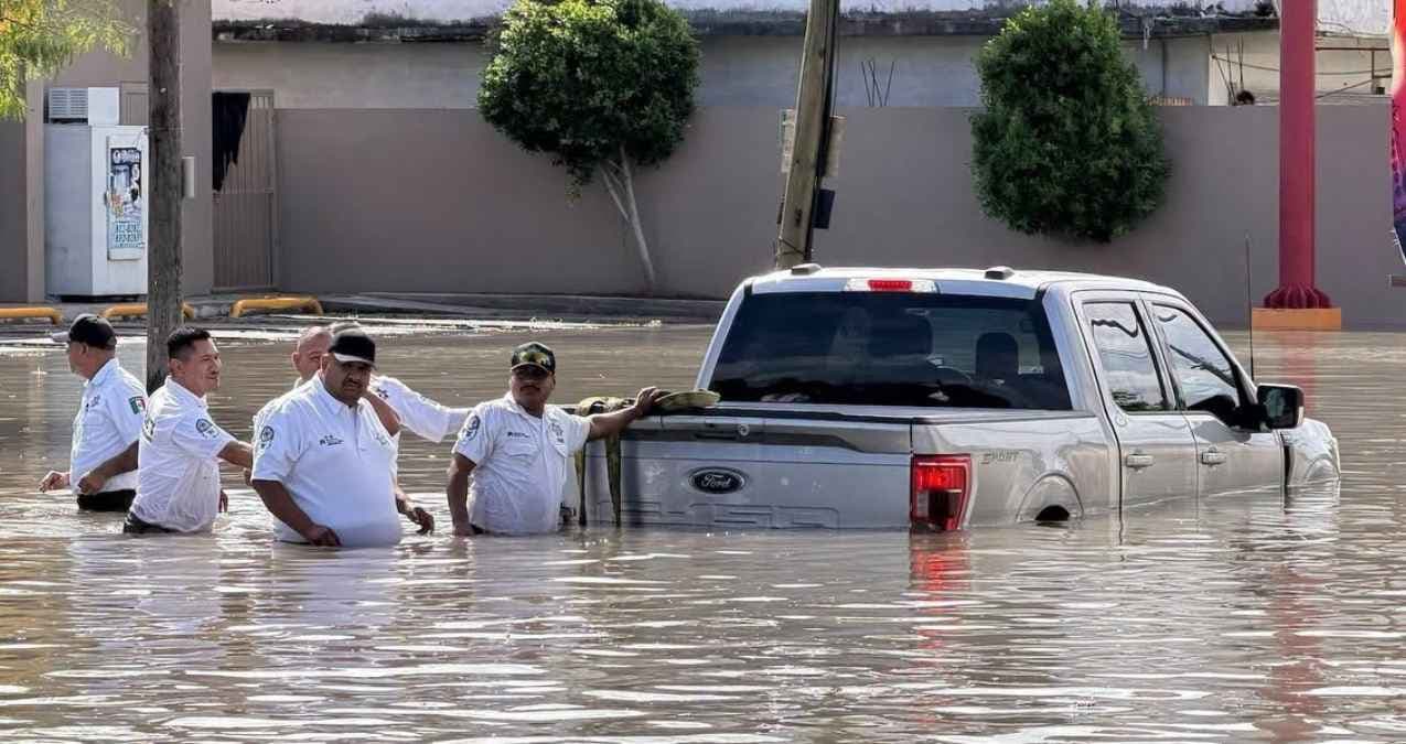 Familia queda atrapada por inundación en Matamoros