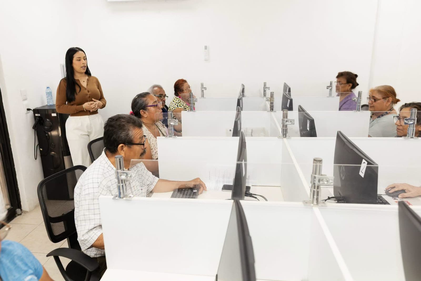 Fortalecen DIF Matamoros y Oxxo habilidades digitales de los adultos mayores con taller de computación 