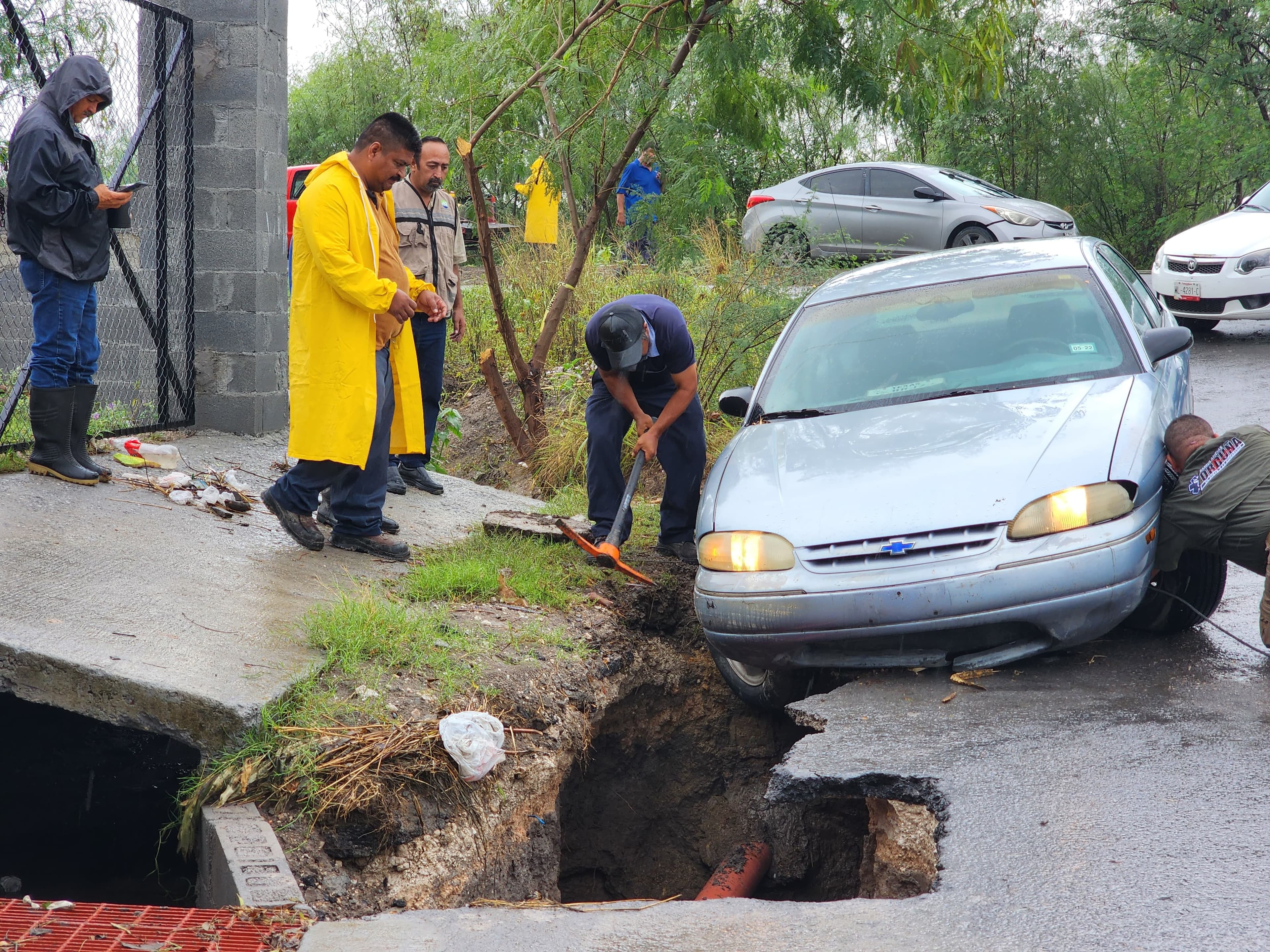 Vehículo queda atrapado en enorme socavón tras inundación en la colonia Sección 16