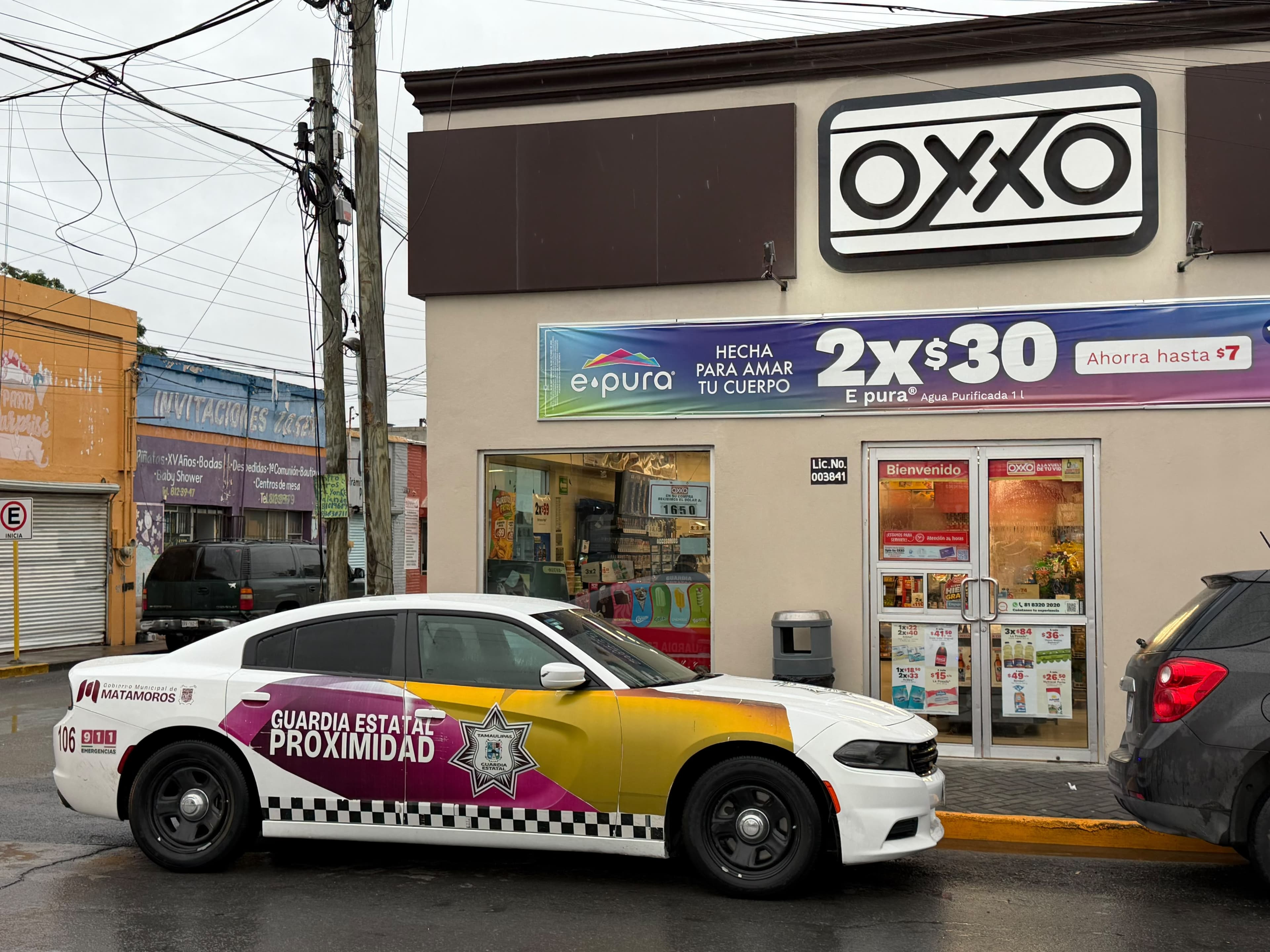 Ni las lluvias los detienen: asaltan OXXO en la zona Centro de Matamoros