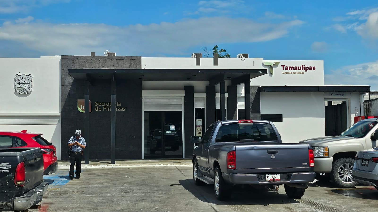 Arranca lento cambio de propietario de autos regularizados