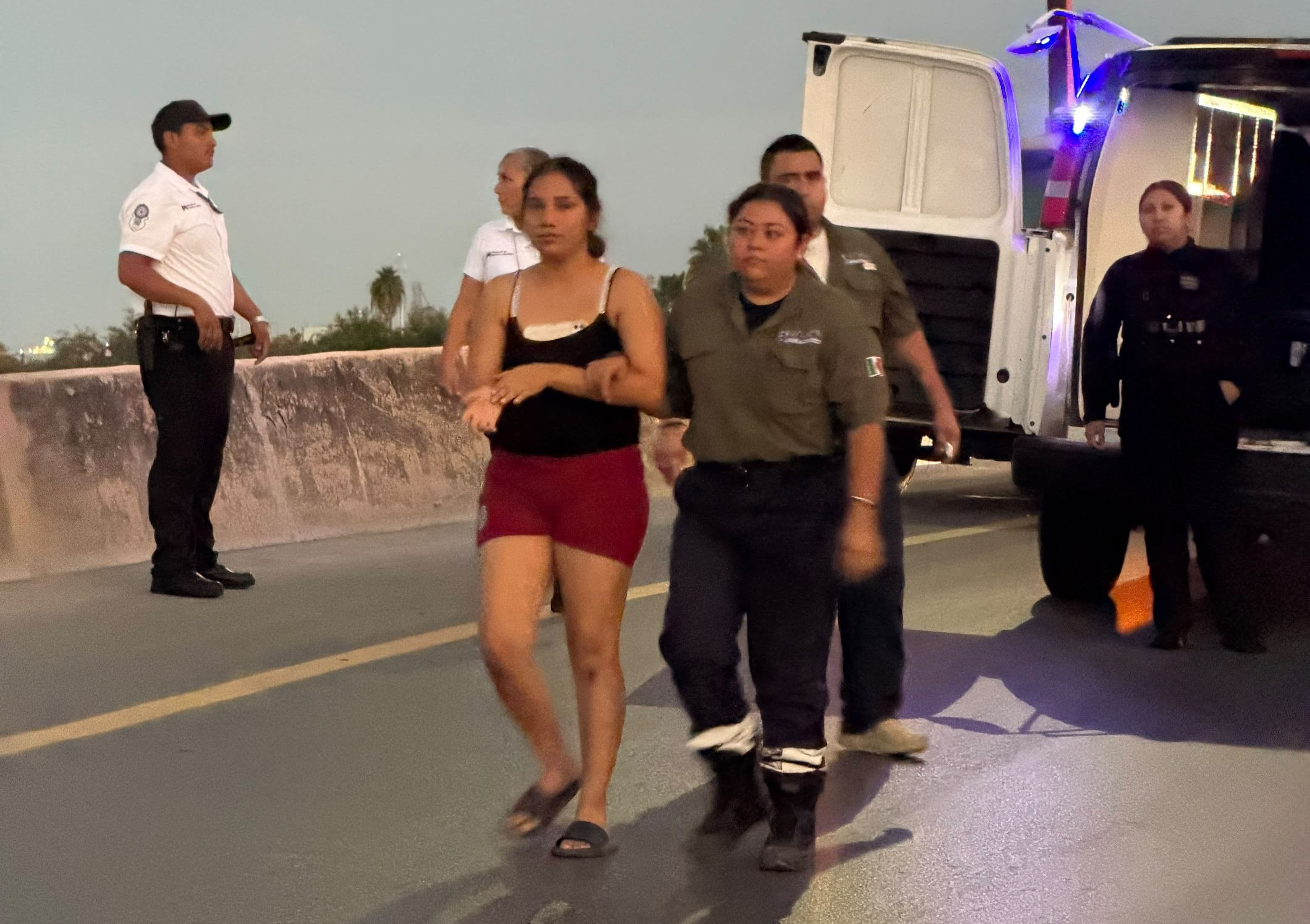 Rescatan a joven que amenazaba con arrojarse de puente vehicular del Periférico en Matamoros