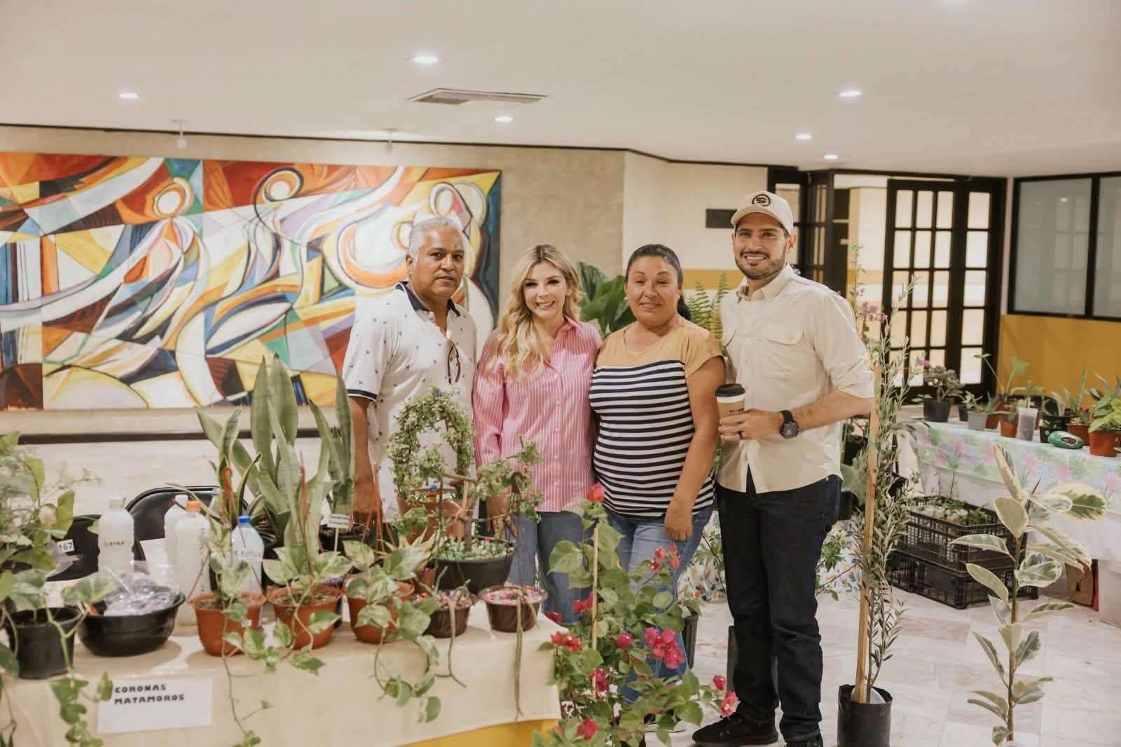 Beto Granados y Anita Granados acompañan a expositores en el Mercadito DIFerente