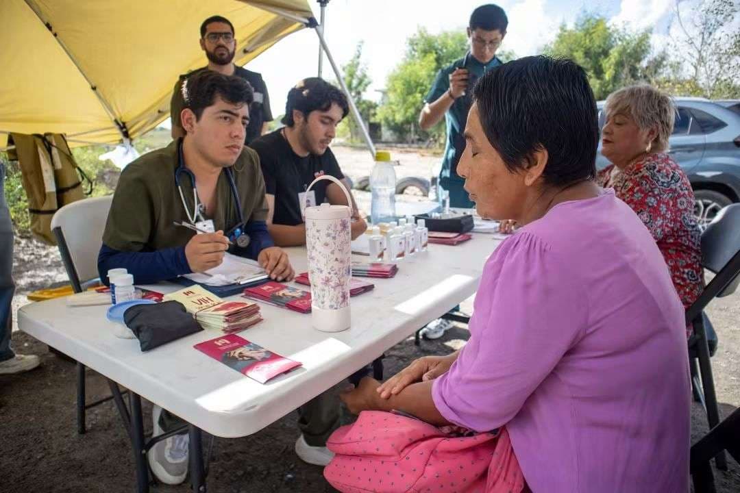 Beto Granados acerca salud y prevención a las familias en la colonia La Paloma