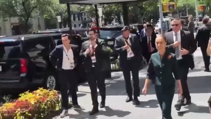 Arropan a la Mandataria al grito de ‘¡No está sola!’