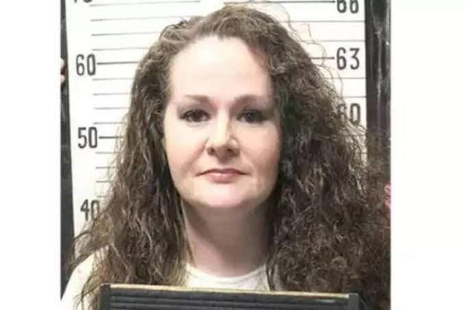 Christa Pike esposada y confundida en el hospital, aún en riesgo