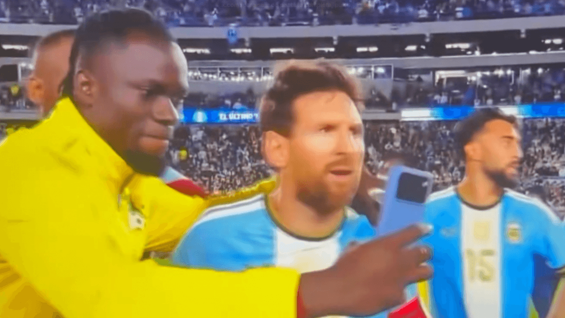 Critican a Messi por ignorar a jugador de Benín que le pidió una fotografía
