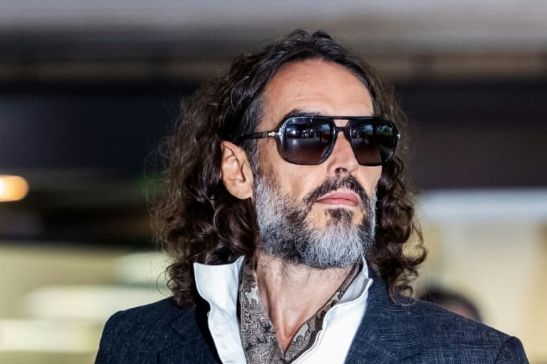 Describen a Russell Brand como depredador sexual