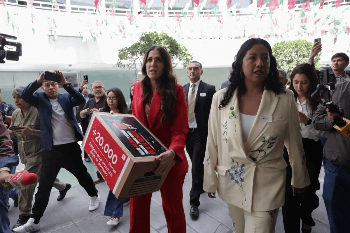 Entregan a Senado más de 23mil firmas para que Inzunza deje escaño
