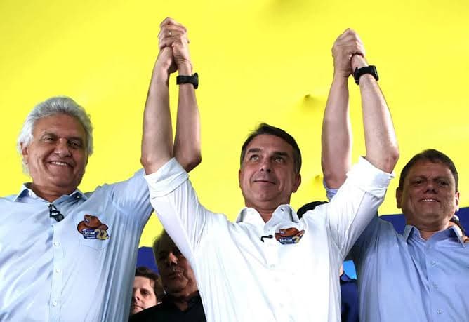 Flávio Bolsonaro suma apoyos para el balotaje de Brasil