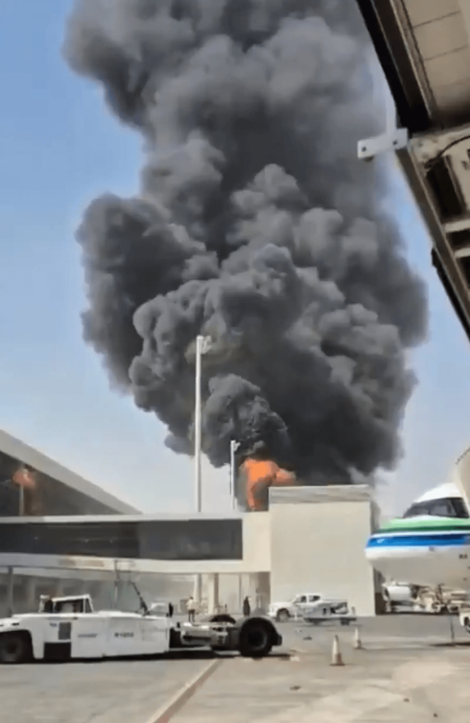 Proyectil impacta en terminal de pasajeros en aeropuerto de Riad