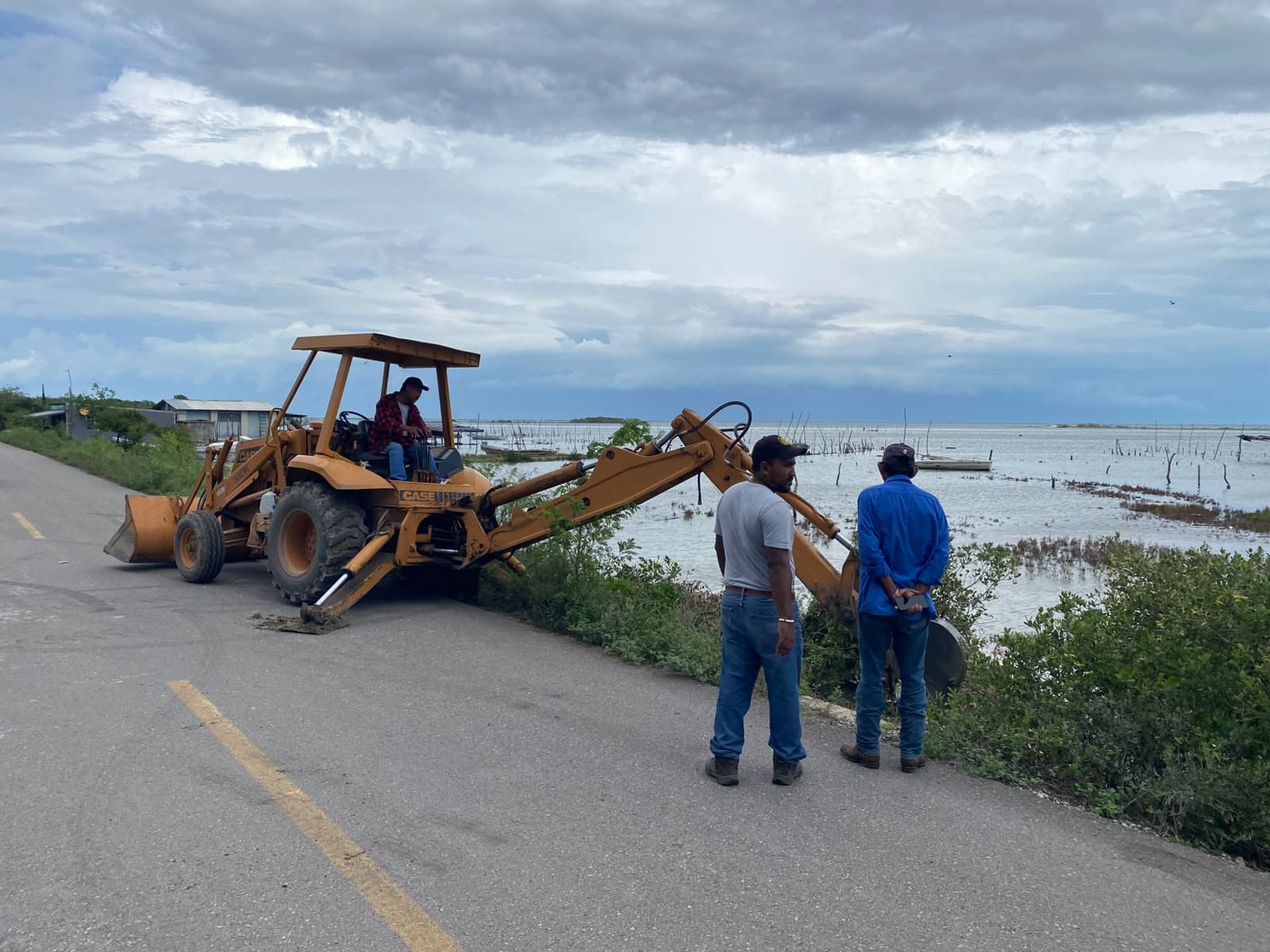 Realiza Gobierno Municipal Limpieza de Alcantarillas en Carboneras Norte y Sur
