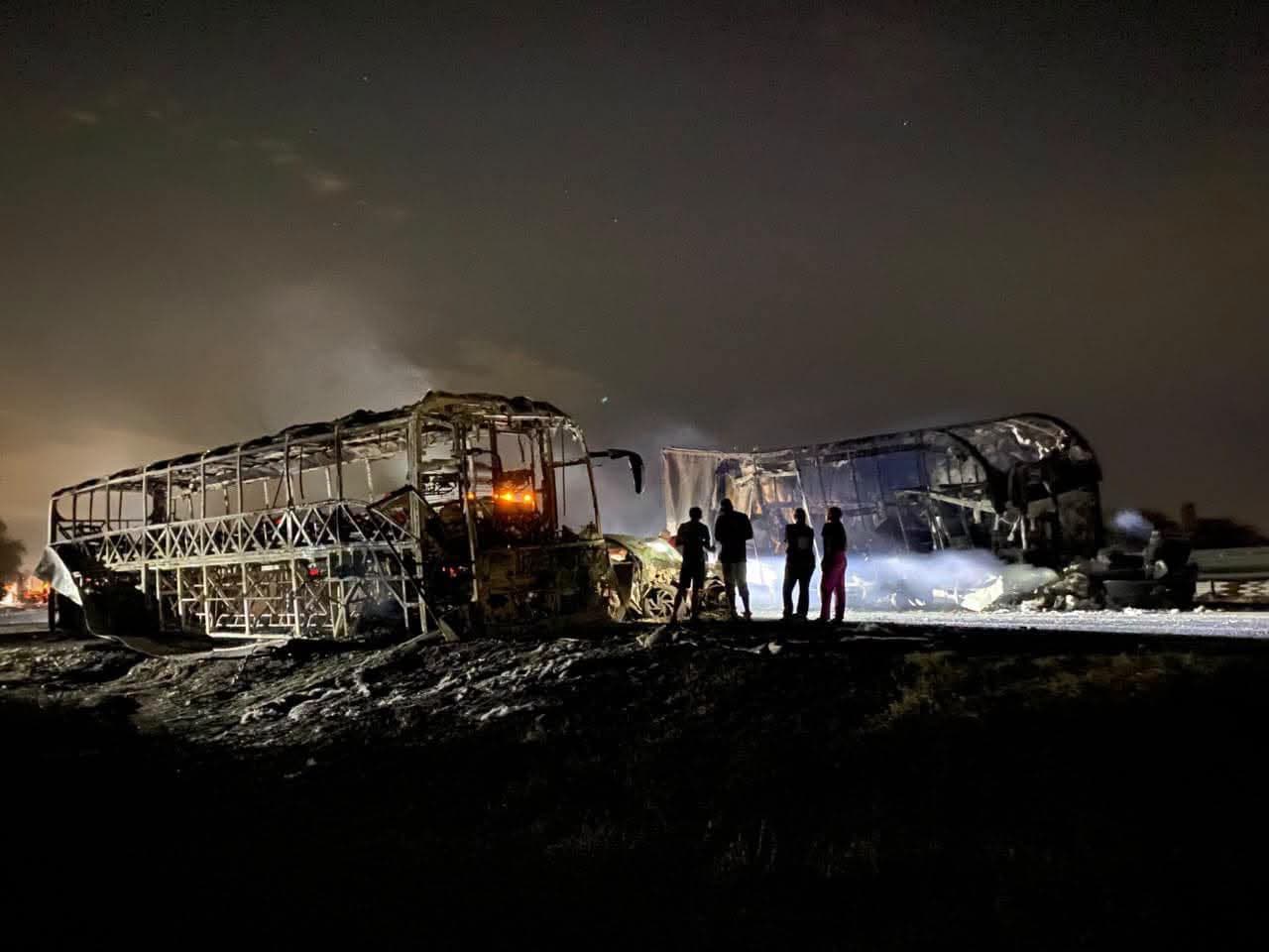 Mueren 4 al estrellarse contra autobús incendiado en carretera