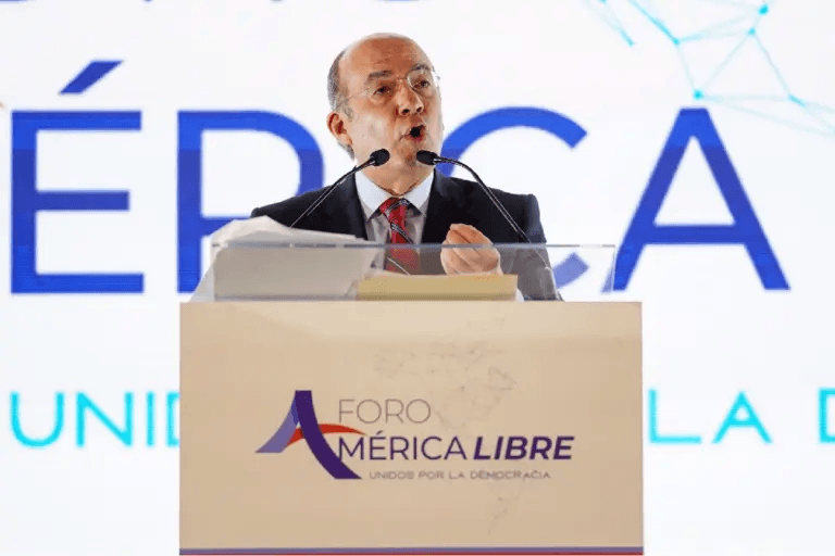 “Estamos regresando a nueva versión de dictadura perfecta”; Advierte Felipe Calderón