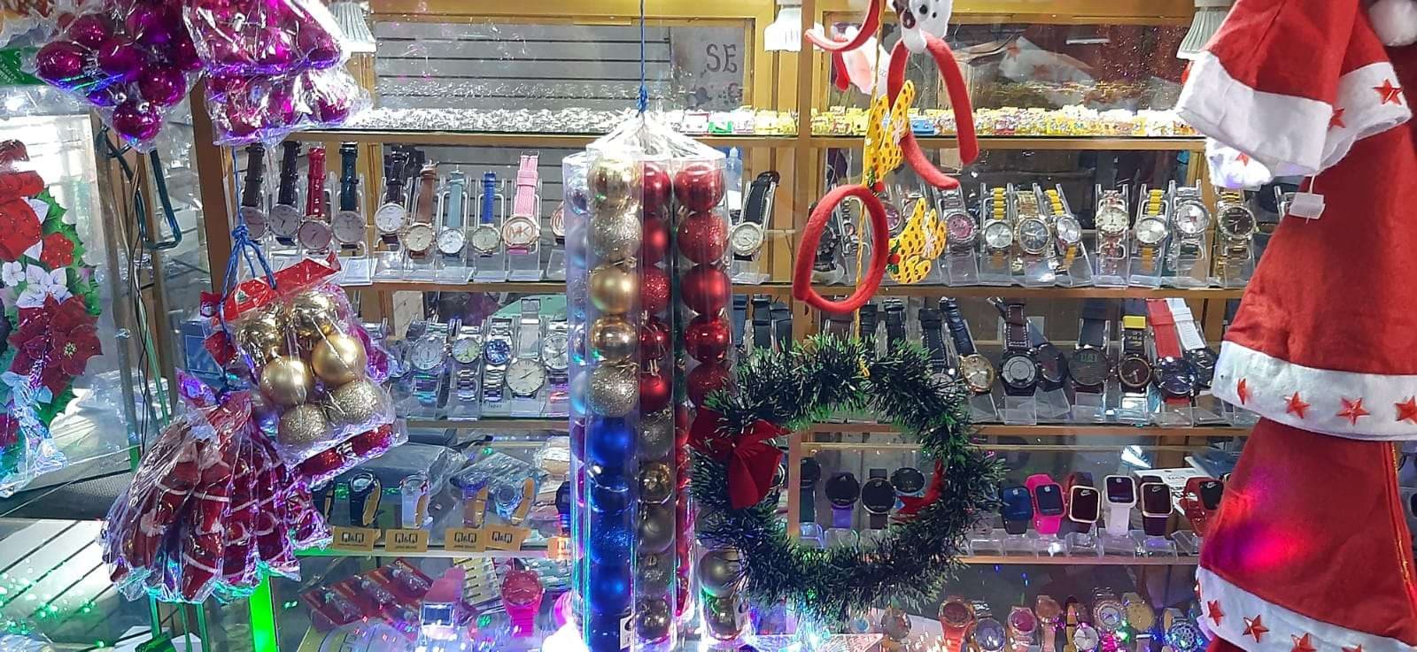 Comercios comienzan a ofrecer artículos y regalos de temporada navideña