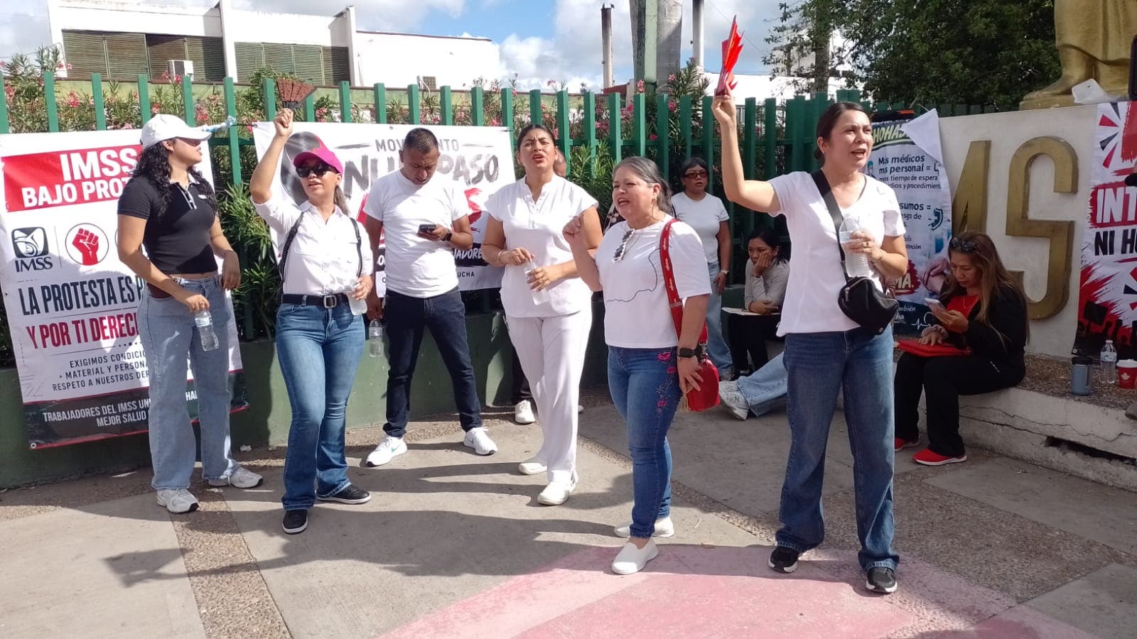 “No tenemos material para atender”: trabajadores del IMSS protestan y denuncian pacientes en pasillos