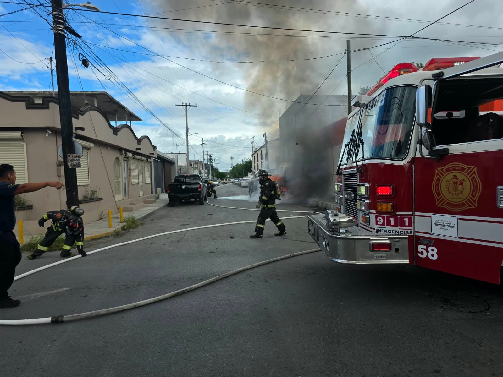 Explosión de pipa de gas en la colonia Buena Vista deja dos personas con quemaduras y alumnos evacuados