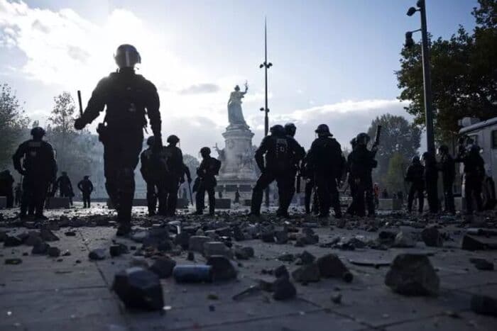 Francia firme contra saqueos y endurece medidas para frenar a Le Pen