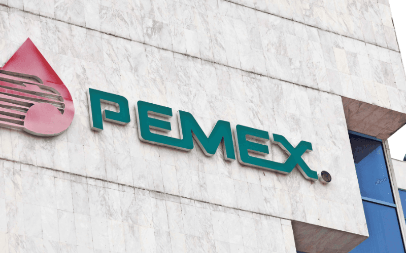 Pemex incumple ley; da sin licitar 74% de contratos